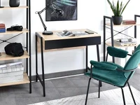 Małe biurko NORS SONOMA-CZARNY pod laptop do pracowni - w aranżacji z krzesłem LAYLA