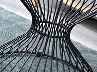 Stolik LAOS CZARNY druciany gięty z okrągłym szklanym blatem - nowoczesna podstawa