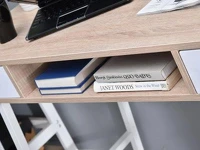 Nowoczesne biurko pod komputer GAVLE biale-sonoma - niezbędna półka