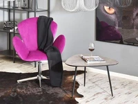 Stolik kawowy o oryginalnym kształcie - ROSIN XL beton-czerń - w aranżacji z fotelem SWAN